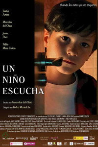 UN NIÑO ESCUCHA
