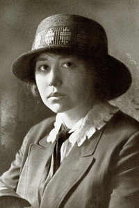 Zoë Akins