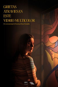 Grietas atraviesan este vidrio multicolor
